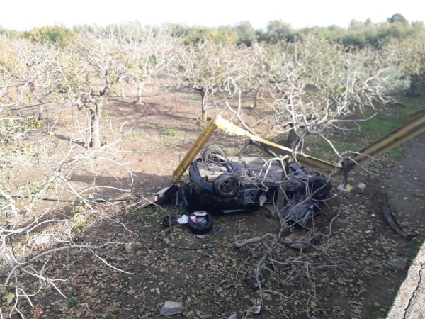 Αυτοκίνητο αναποδογυρισε στο γεφύρι στην παραλία Γλυφάδα στο Παράλιο Άστρος