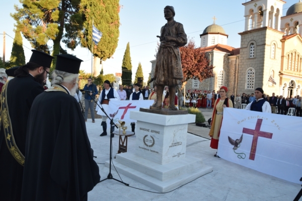 Τα αποκαλυπτήρια του αγάλματος του Μανώλη Δούνια στην Τρίπολη (pics-vid)