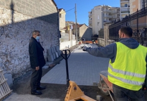 Σε πλήρη εξέλιξη βρίσκονται οι εργασίες πλακόστρωσης δίπλα από το Αρχαιολογικό Μουσείο Τρίπολης