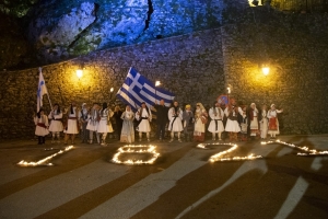 Λαμπαδηδρομίες στην μπαρουταποθήκη του έθνους την ιστορική Δημητσάνα με παραδοσιακές φορεσιές και αυτοσχέδιες δάδες στα χέρια για τα 200 χρόνια