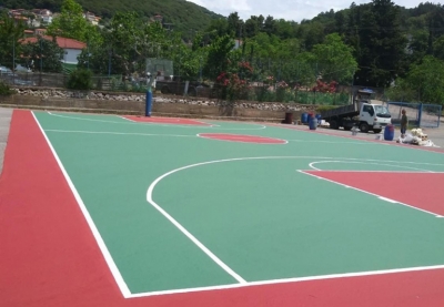 Νέος ασφαλής τάπητας τοποθετήθηκε στο γήπεδο μπάσκετ του Γυμνασίου - Λυκείου Τροπαίων