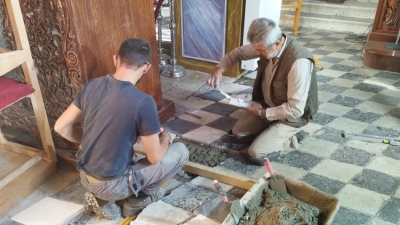 Λαγκάδια: Ξεκίνησαν οι εργασίες αποκατάστασης του πέτρινου δαπέδου στον Ιερό Ναό Παμμέγιστων Ταξιαρχών