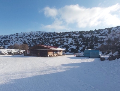 Λιακάδα, χιόνι και πέταγμα αετού στο Χιονοδρομικό Κέντρο Μαινάλου
