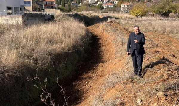 Επίσκεψη Δημάρχου Τρίπολης συνοδευόμενου από υπηρεσιακούς παράγοντες της ΔΕΥΑΤ στην περιοχή που βρίσκεται το ρέμα του Αγ. Νικόλα