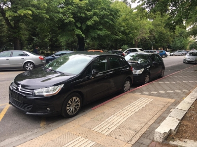 Αφαίρεση πινακίδων και πρόστιμο σε παρκαρισμένα αυτοκίνητα στην Καλαβρύτων