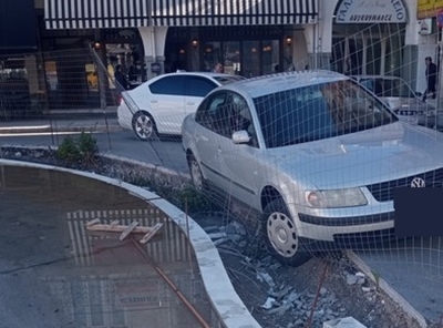 Τρίπολη: Αυτοκίνητο έπεσε σε χαντάκι στα έργα της πλατείας Αγίου Βασιλείου