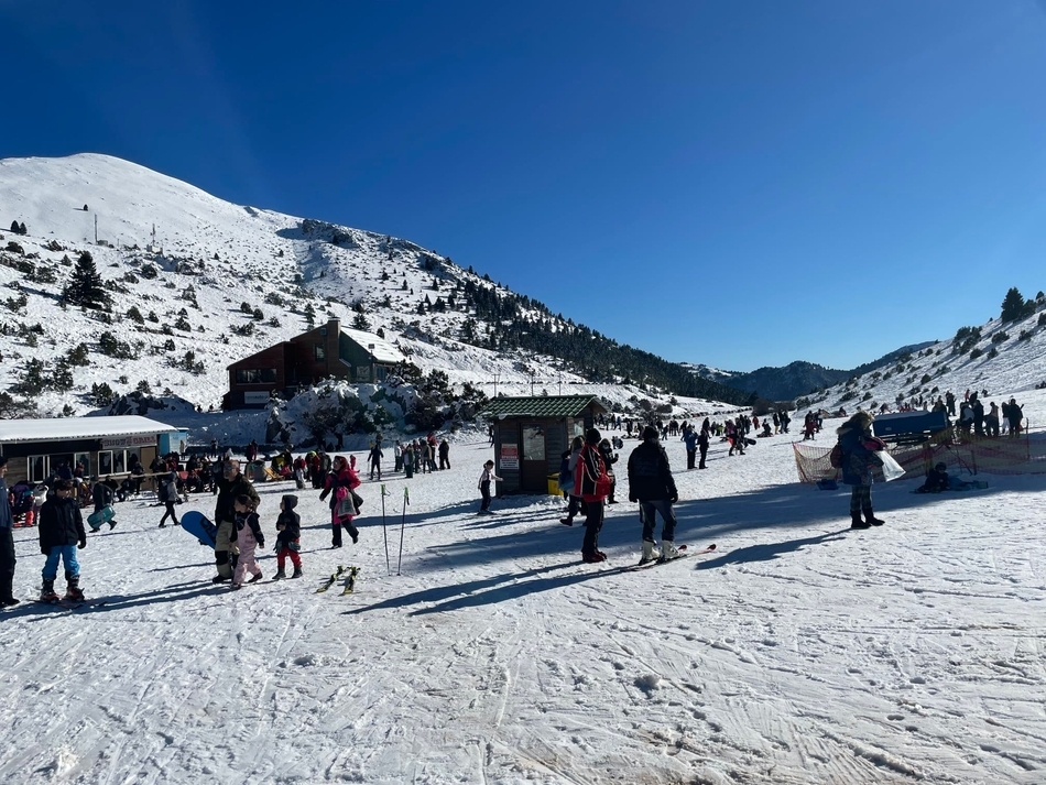 Γέμισε από κόσμο το Χιονοδρομικό Κέντρο Μαινάλου