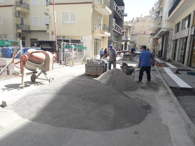 Συνεχίζονται οι εργασίες πεζοδρόμησης στην οδό Κύπρου