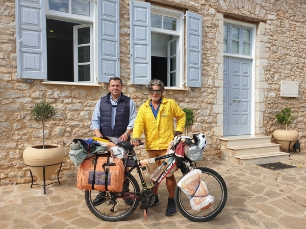Ποδηλατώντας την Ελλάδα: Στο Άστρος έφρασε ο Κρητικός ποδηλάτης που διασχίζει της Ελλάδα με το ποδήλατό του