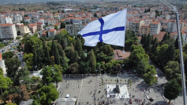 Αγέρωχη κυματίζει η σημαία της Επανάστασης στην πλατεία Άρεως (drone video)