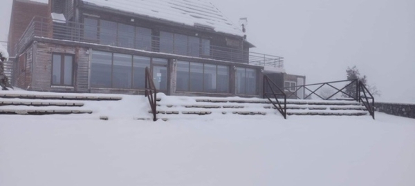 Στα λευκά το Χιονοδρομικό Κέντρο Μαινάλου - Παιχνίδι με έλκηθρα και καφεδάκι στο σαλέ