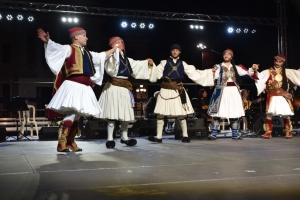 Παραδοσιακοί χοροί στην πλατεία Άρεως στην Τρίπολη (pics - vid)