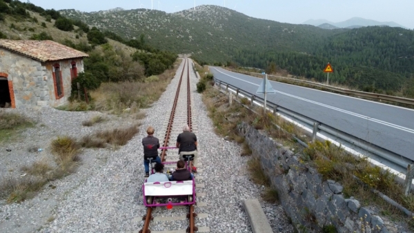 Το ποδήλατο μπήκε στις γραμμές του τρένου στην Αρκαδία | Η πρώτη βόλτα στην Τρίπολη (vid)