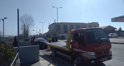 Τρίπολη: Σύγκρουση αυτοκινήτων έξω από την Περιφέρεια (pics)