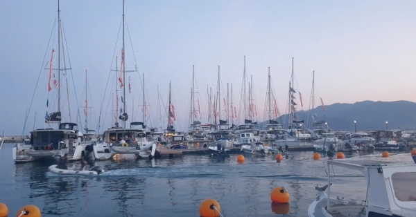 Γέμισε με σκάφη Catamarans το Παράλιο Άστρος (pics)