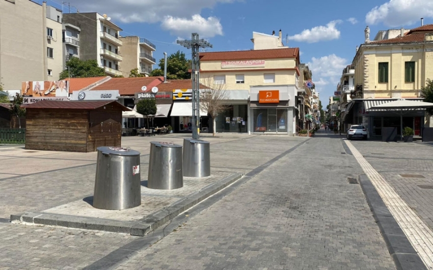Ζημιές σε 2 καταστήματα προκάλεσε απορριμματοφόρο του Δήμου Τρίπολης